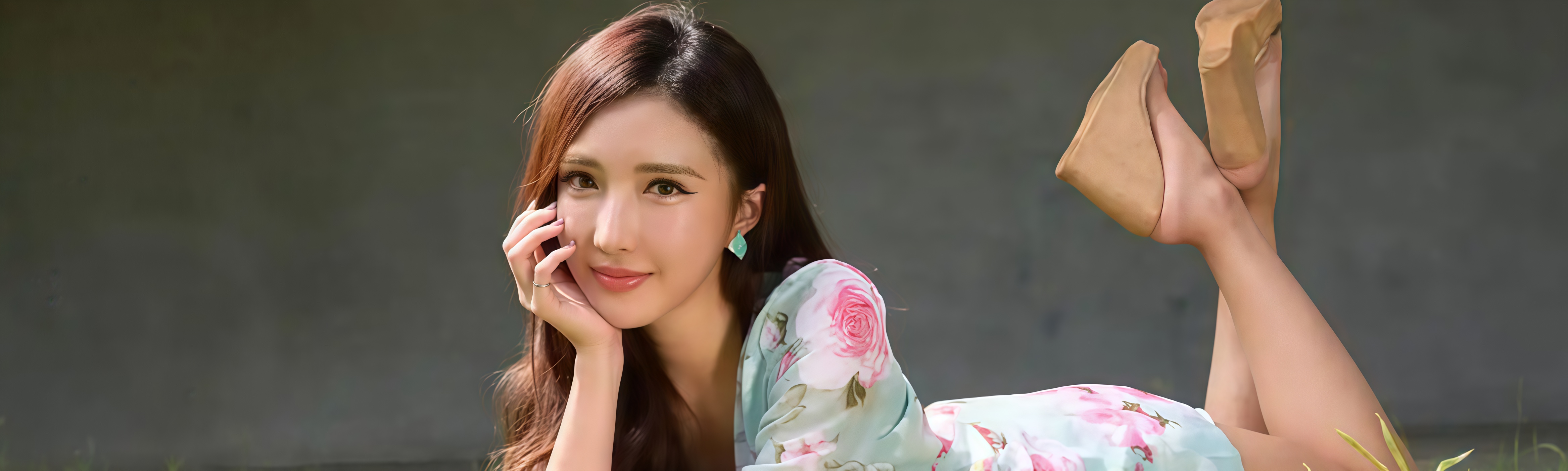 每日大赛51指网络流行文化中围观热点八卦的娱乐方式，源自“吃瓜群众”梗，象征事不关己、高高兴兴看热闹。